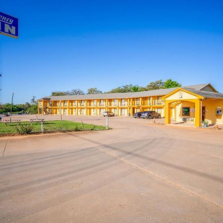 Regency Inn By Oyo Rockdale Tx Exterior photo