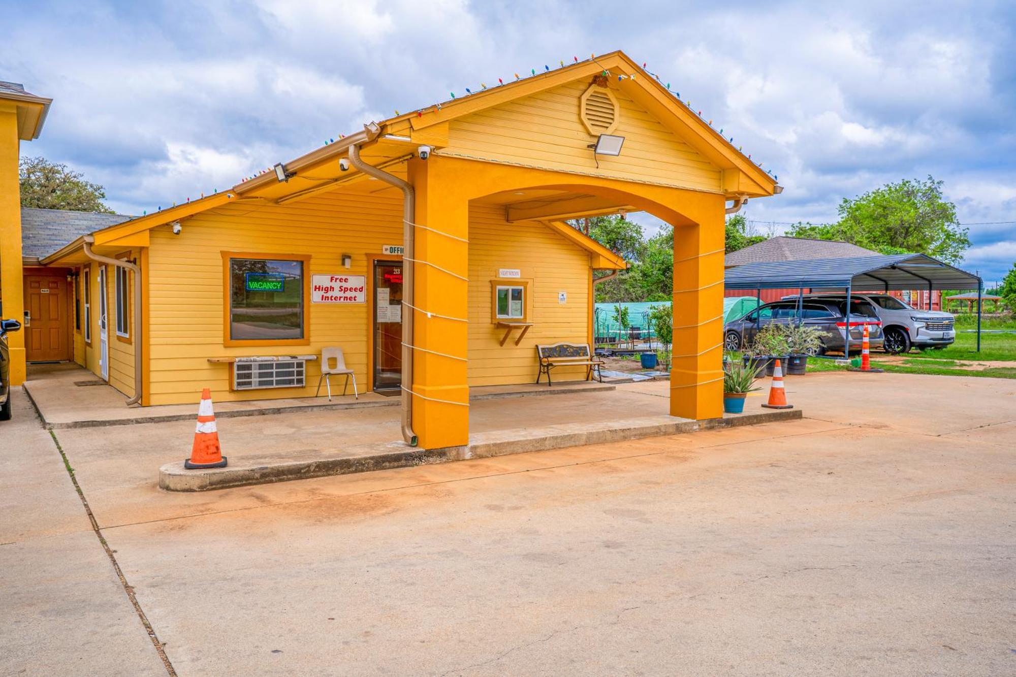 Regency Inn By Oyo Rockdale Tx Exterior photo